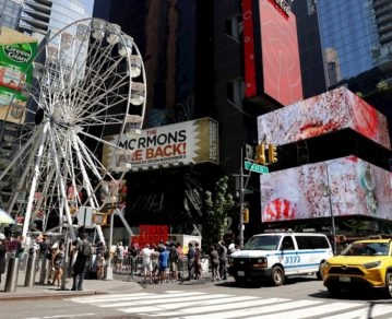 ista de la nueva rueda de Chicago instalada en Times Square, en Nueva York (EE.UU.), este 25 de agosto de 2021. EFE/Jason Szenes