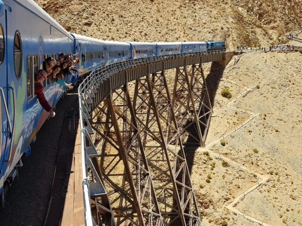 Fotografía cedida este jueves en la que se registró el denominado "Tren de las Nubes", en la Provincia de Salta (Argentina). EFE/Tren de las Nubes