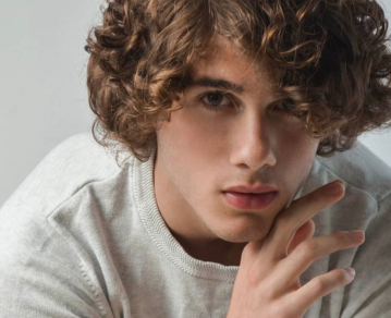 Quién es Lucas Edi, era fan de Lali, cantó con ella ante 130 mil personas y grabará con una estrella mundial