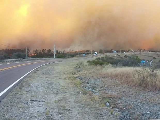 El fuego arrasa con todo en las sierras cordobesas y hay evacuados