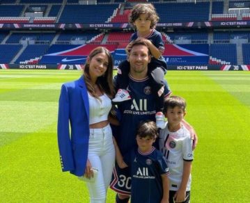 El primer paseo de Antonela Roccuzzo y sus hijos en París