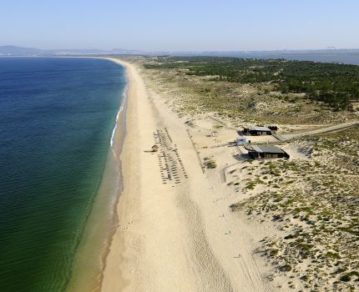 Cuál es la playa portuguesa que atrae a famosos y millonarios de todo el mundo