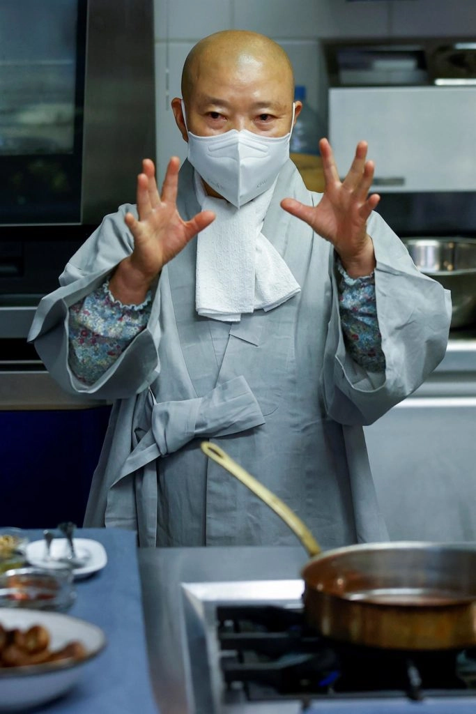 Fecha: 24/08/2021 13:57 (UTC) Crédito: EFE Fuente: EFE Autor: Chema Moya Temática: Estilo de vida y tiempo libre » Gastronomía Religión y credos » Budismo Medio ambiente Monje budista, vegana y famosa tras protagonizar "Chef's Table" (Netflix), la cocinera surcoreana Jeong Kwan explica por primera vez en España una filosofía culinaria que la ha llevado a influir a muchos de sus colegas del mundo gracias a sus técnicas ancestrales y de respeto al planeta. EFE/ Chema Moya