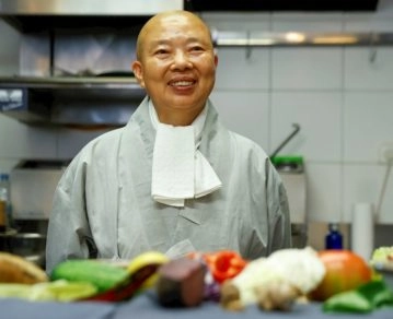 Fecha: 24/08/2021 13:57 (UTC) Crédito: EFE Fuente: EFE Autor: Chema Moya Temática: Estilo de vida y tiempo libre » Gastronomía Religión y credos » Budismo Medio ambiente Monje budista, vegana y famosa tras protagonizar "Chef's Table" (Netflix), la cocinera surcoreana Jeong Kwan explica por primera vez en España una filosofía culinaria que la ha llevado a influir a muchos de sus colegas del mundo gracias a sus técnicas ancestrales y de respeto al planeta. EFE/ Chema Moya