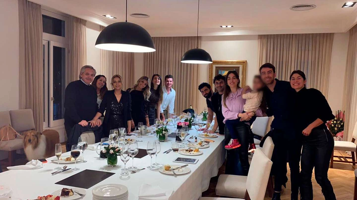 La foto del escándalo en la Quinta de Olivos por el festejo de Fabiola Yañez