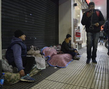 Personas en situación de calle: realizan un "colchonazo" en Plaza de Mayo para visibilizar sus reclamos