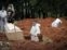 Un trabajador entierra a una víctima de covid-19, mientras familiares se lamentan en el Cementerio Vila Formosa, en Sao Paulo (Brasil). EFE/Fernando Bizerra Jr/Archivo