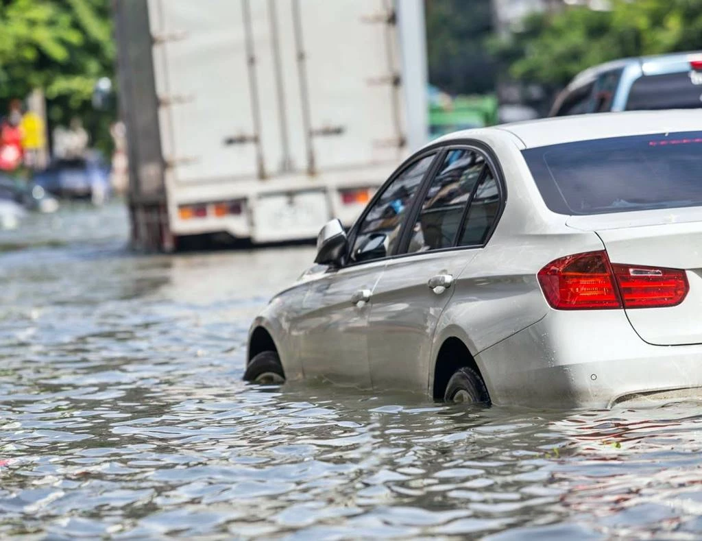 auto inundado