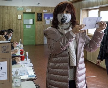 Cristina Fernández votó en Río Gallegos y volará a Buenos Aires para estar presente en el búnker de Frente de Todos