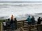 Curiosos observan las olas en el paseo marítimo de Juno Beach, Florida (Estados Unidos). EFE/ Jim Rassol/Archivo