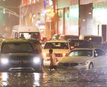 ars stuck on a street flooded by heavy rain as remnants of Hurricane Ida hit the area in the Queens borough of New York, New York, USA, 01 September 2021. (Estados Unidos, Nueva York) EFE/EPA/JUSTIN LANE