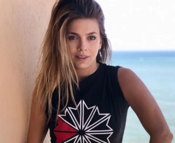 Natalie Pérez frente al mar