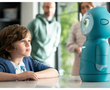 Cómo es el robot astronauta que ayuda al aprendizaje de niños y niñas y qué funciones trae