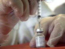 Ómicron: laboratorios analizan ajustar las vacunas por la nueva variante