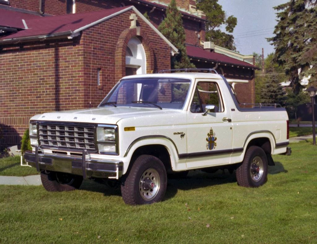Ford Bronco Papamóvil