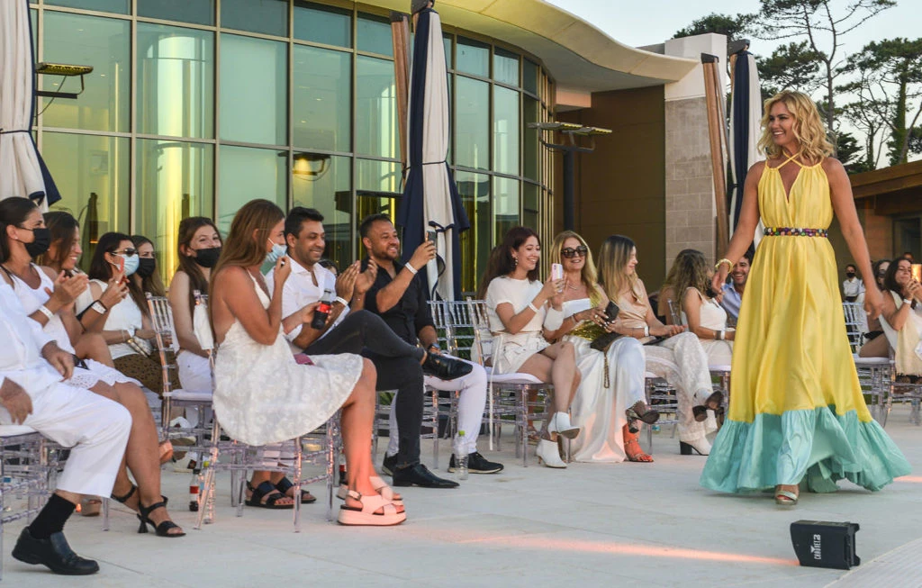 Valeria Mazza desfilando en el Summer Mood de GENTE en Punta del Este. 