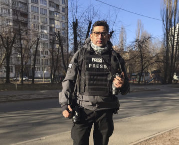 Quién es Fernando Ortega Zabala, el único periodista argentino que pudo ingresar a Kiev: se dedica a cubrir conflictos sociales y cubre la guerra para Grupo Atlántida