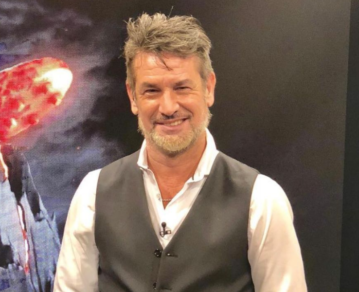 El descuido de Diego Díaz en las redes: hizo un vivo mientras había una película para adultos en la televisión