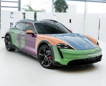 Un Porsche Taycan 4 Cross Turismo transformado en una obra de arte
