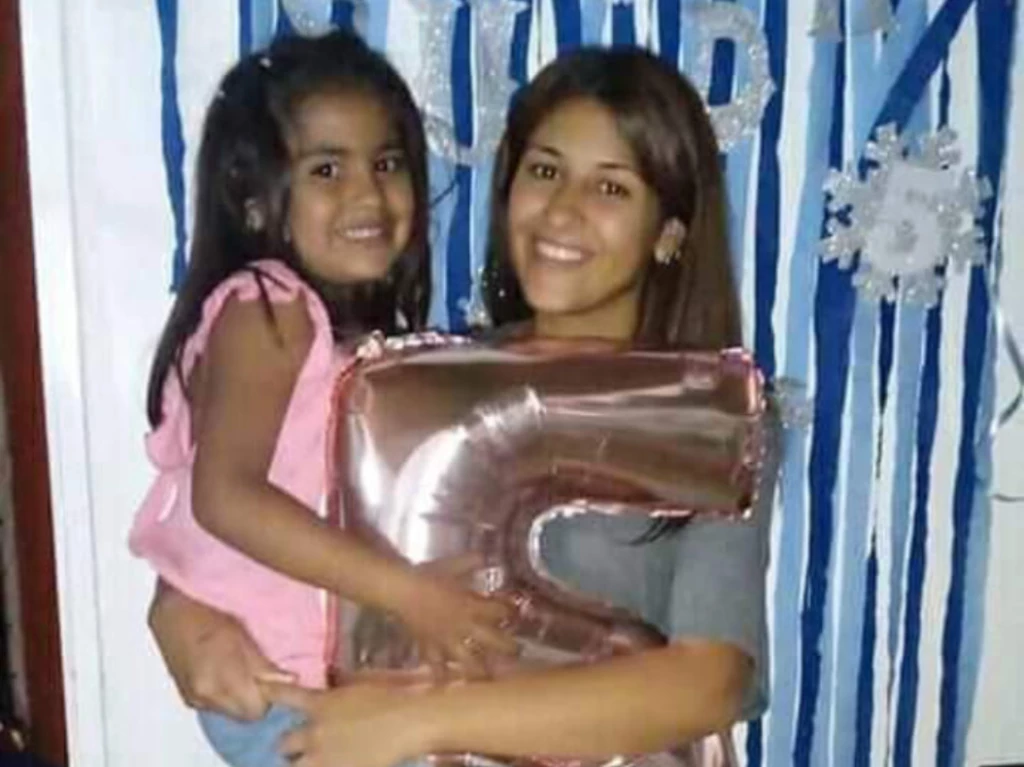 Guadalupe Lucero junto a su mamá.