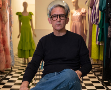 Quién es Adrián Brown, el diseñador favorito de las famosas: nació en Dolores, tiene 52 años y viste a Valeria Mazza y a Paula Chaves