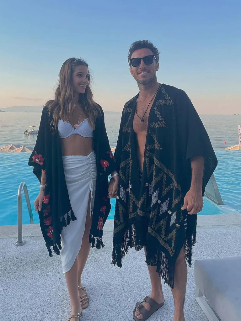 Miradas cómplices entre los novios. 