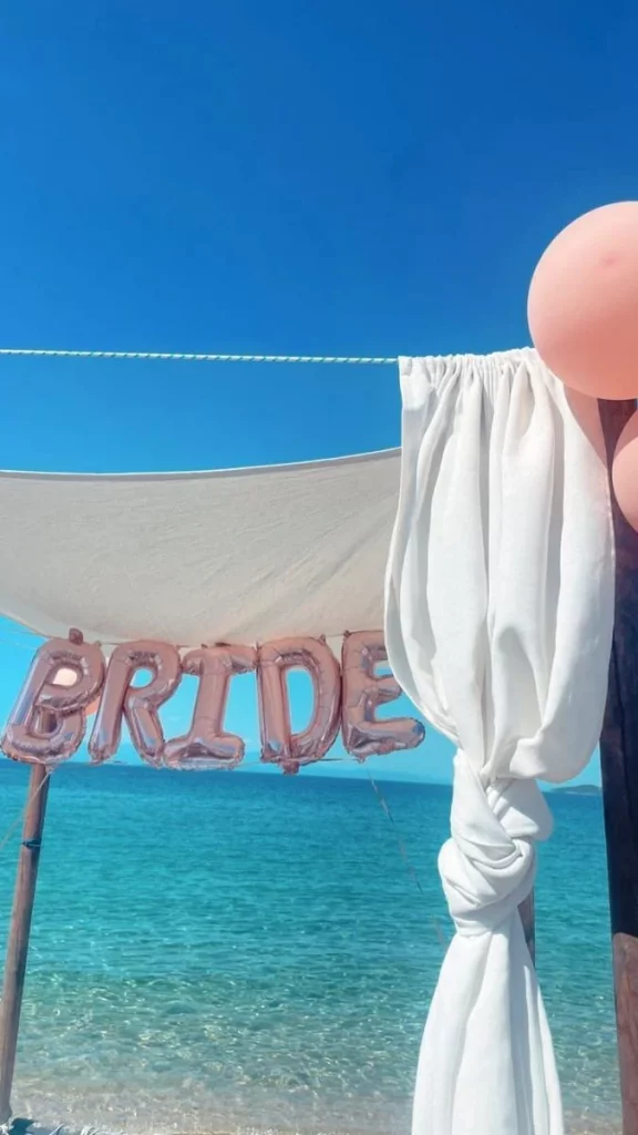 El cartel con la leyenda "novia" en la boda de Pico Mónaco y Diana Arnopoulos. 