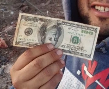 Encontraron dólares en un basural de Las Parejas