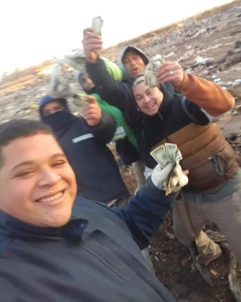 Los empleados municipales y vecinos encontraron 75 mil dólares en el basural de Las Parejas.