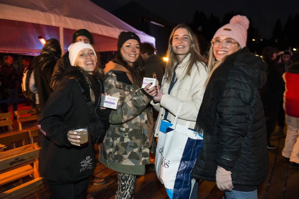 Los gorros son los accesorios destacados de todos los looks en donde cada uno busca ponerle su propia impronta eligiendo diversos estilos, con peluche, colores llamativos y texturas. 
