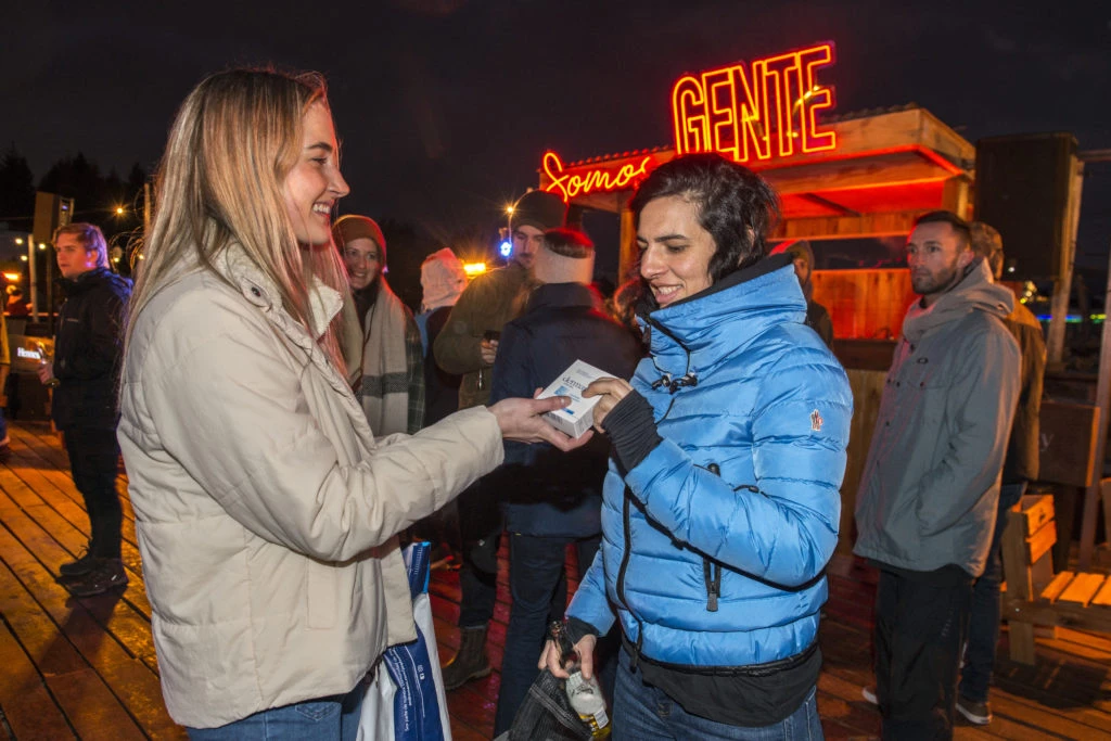 La campera tipo puffer es la prenda top de este invierno. En este caso, en tono turquesa con detalles en negro. 