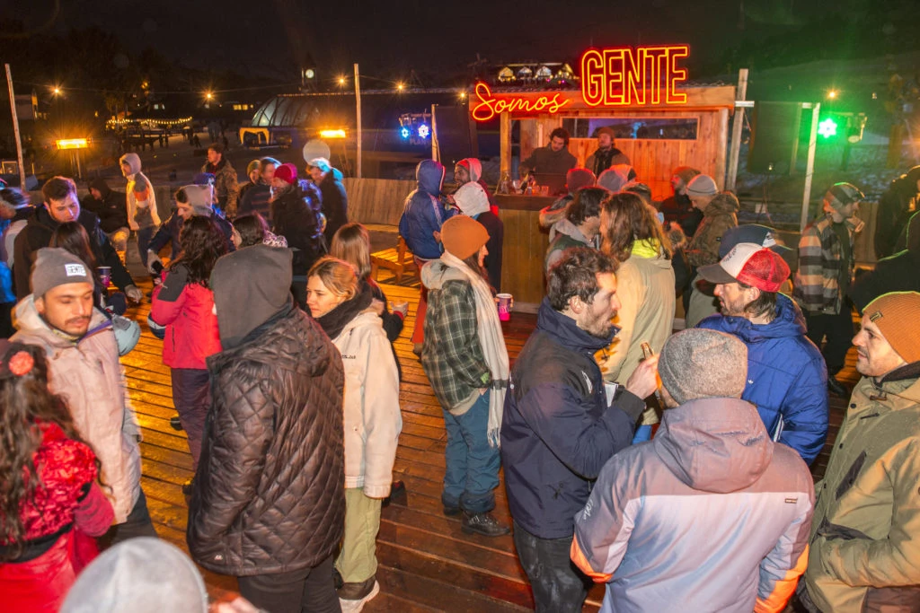 Colores y estampados: las camperas se llevan todas las miradas. Una prenda de abrigo que se convierte en un artículo con el que se busca salid de la monotonía. Es la oportunidad ideal para usar tonos a los que uno no suele animarse en la ciudad. 