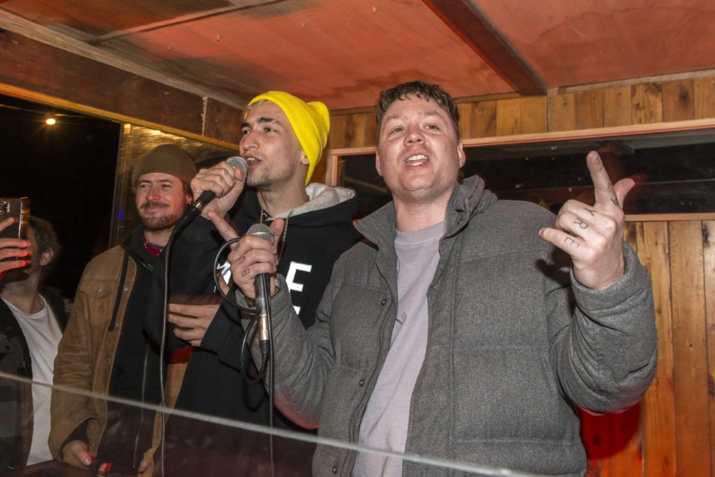 Emanero y Estani cantaron "Bandido" en Bariloche. Foto: Fabián Uset. 