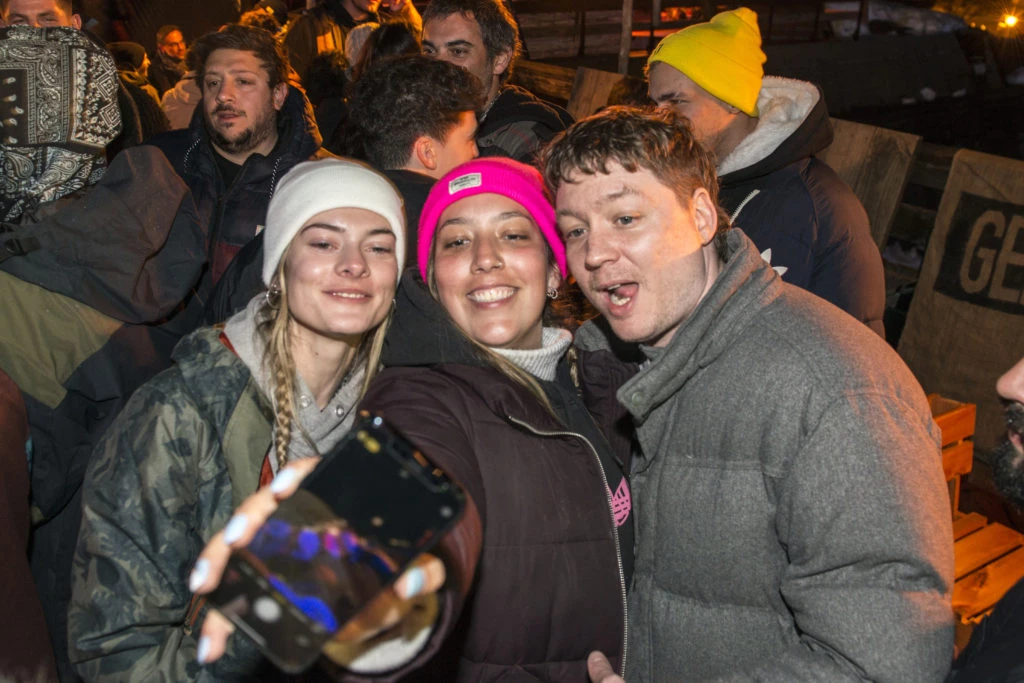 Emanero con sus fans. Foto: Fabián Uset. 