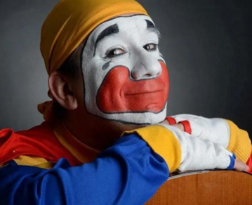 En medio del escándalo familiar, filtran la foto de Piñón Fijo sin maquillaje