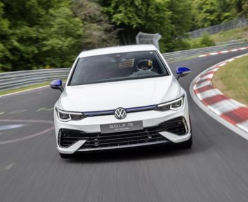 VW Golf R: esta edición aniversario voló en el circuito más difícil del mundo