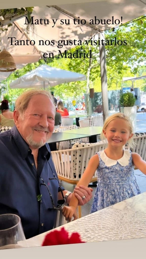 Matilda Salazar junto a su tío abuelo en sus vacaciones.