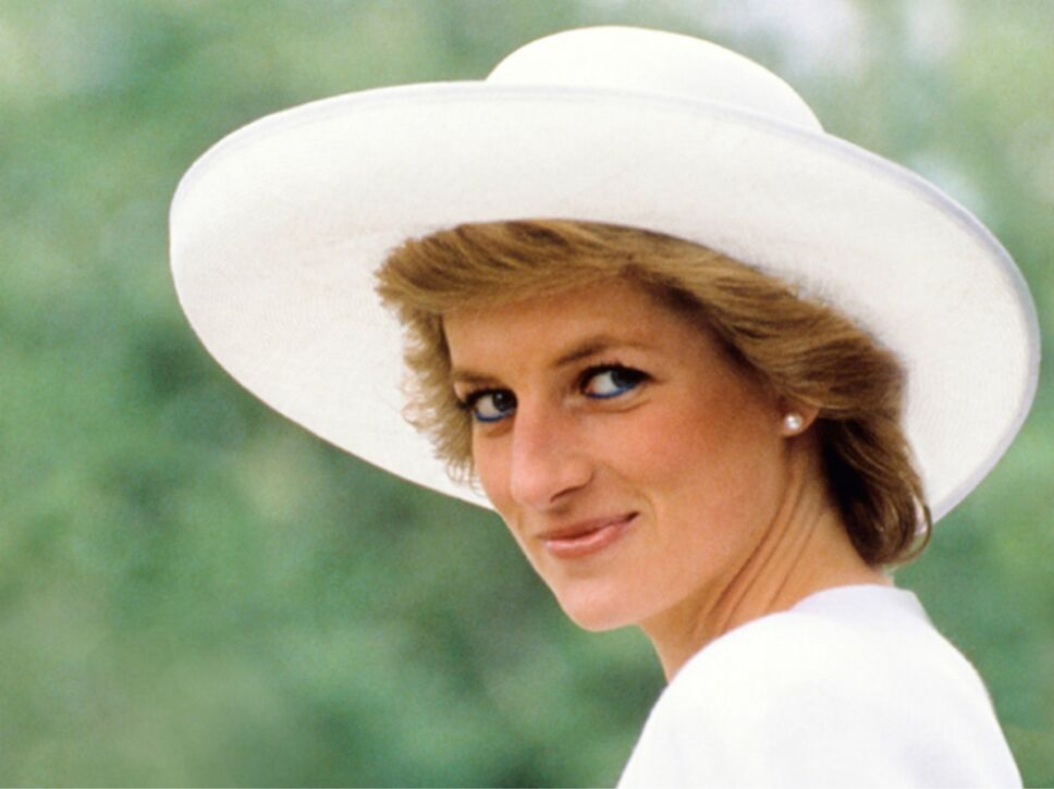 Fotografías históricas: Celebridades en la playa durante el Festival de  Cannes - ENFILME.COM, image size:1054x789