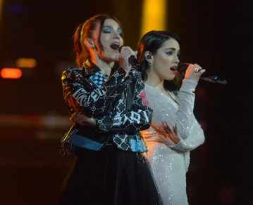 Angela Navarro y Lali en la final de La Voz Argentina