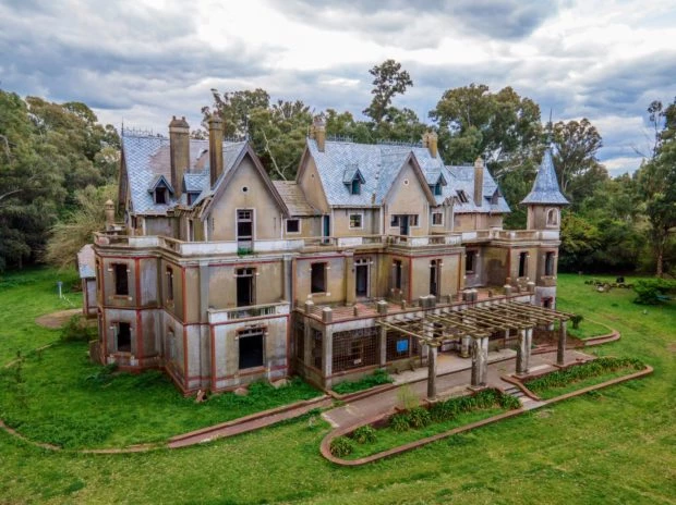 El castillo de Ega&ntilde;a: la monumental obra de 77 ambientes que sorprende en Buenos Aires