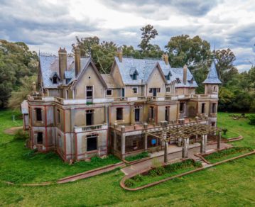77 ambientes y 14 baños: así es el castillo de Egaña, el encantador pueblo bonaerense que se detuvo en el tiempo