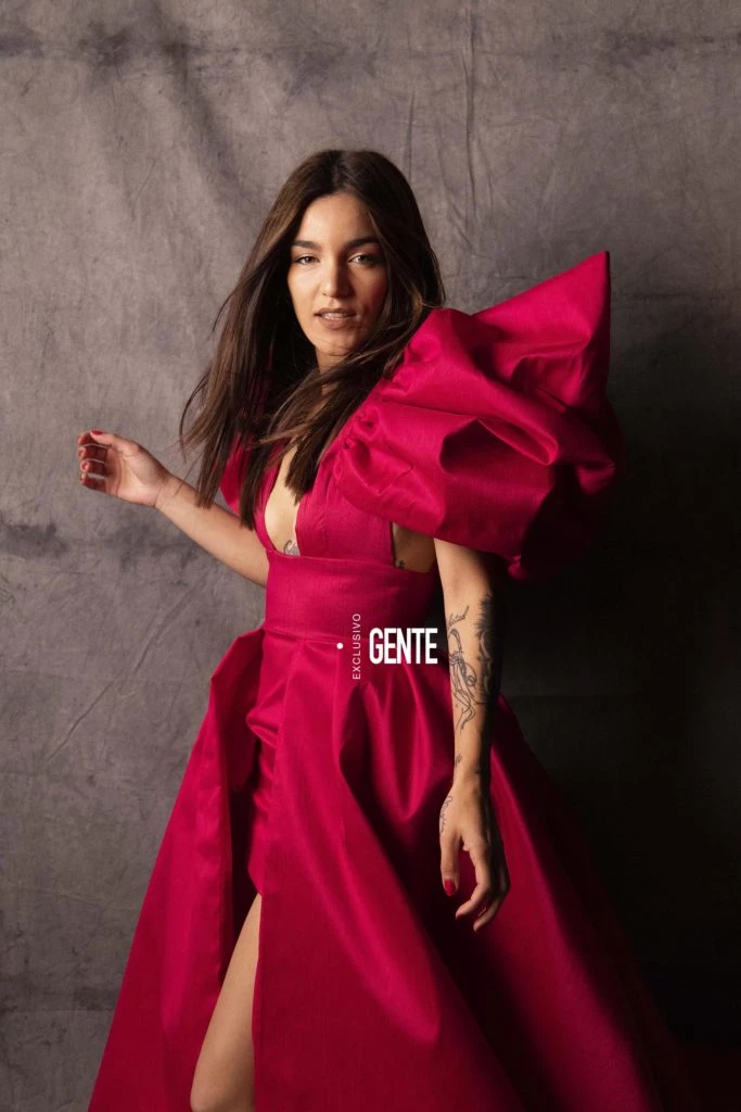 Ángela Navarro estrena el vestido de Matías Báez en esta producción de GENTE. Foto: Christian Beliera. 