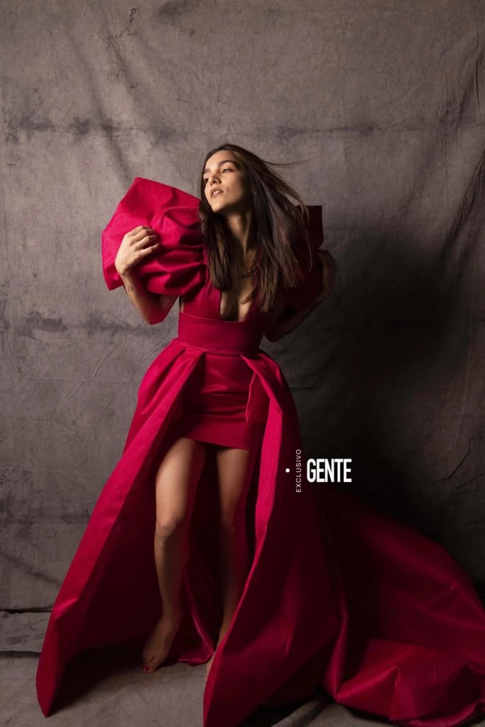 Ángela Navarro estrena el vestido de Matías Báez en esta producción de GENTE. Foto: Christian Beliera. 