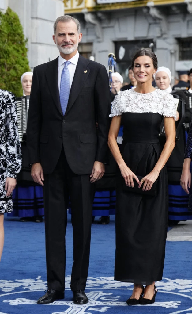 El look bicolor de Letizia Ortiz. Crédito: Fotonoticias.