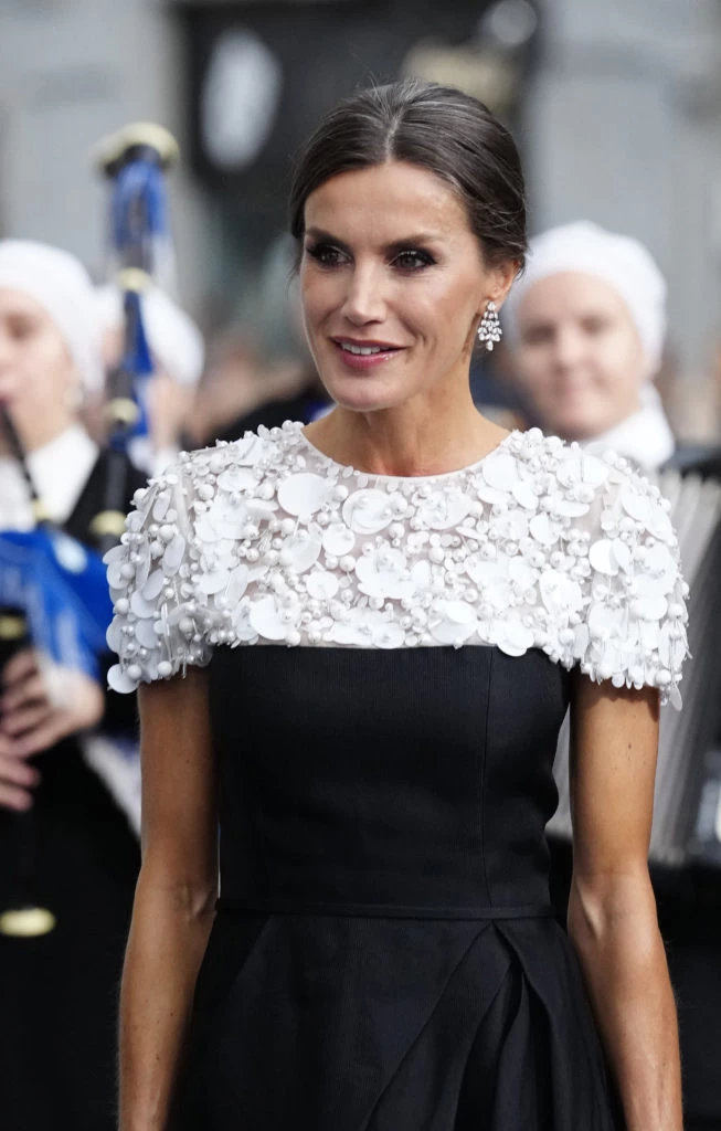 El look bicolor de Letizia Ortiz. Crédito: Fotonoticias.