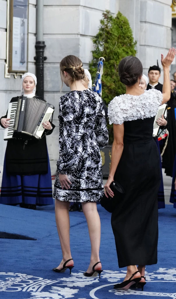 El look bicolor de Letizia Ortiz. Crédito: Fotonoticias.