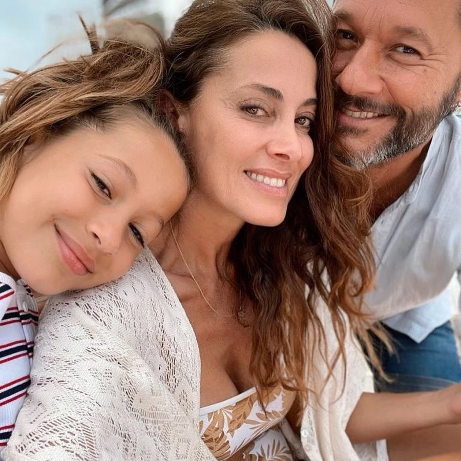 Diego Torres, Débora Bello y Nina. 