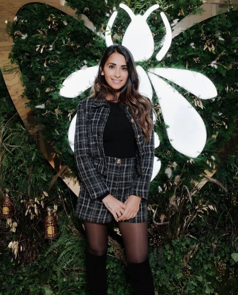 El look black chic de Antonela Roccuzzo. 