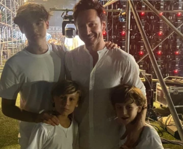 Benjamín Vicuña junto a sus hijos Bautista, Benicio y Beltrán