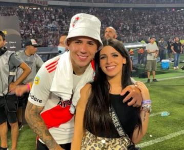 Enzo Fernández y su esposa